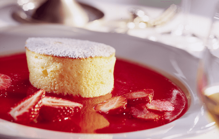 Topfensoufflé auf Erdbeersauce und Erdbeeren | Rezept – Ja! Natürlich