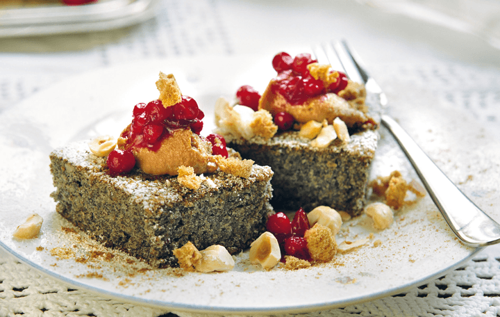 Lebkuchen-Mohnschnitte mit Nougat und Preiselbeeren