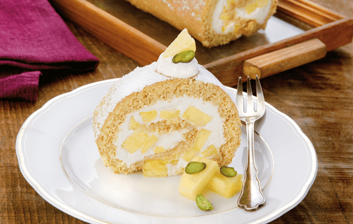 Vollkornroulade mit Joghurt-Topfen Creme und Ananasstückchen