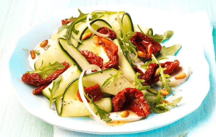 Bio Soft-Tomaten in Gurkensalat