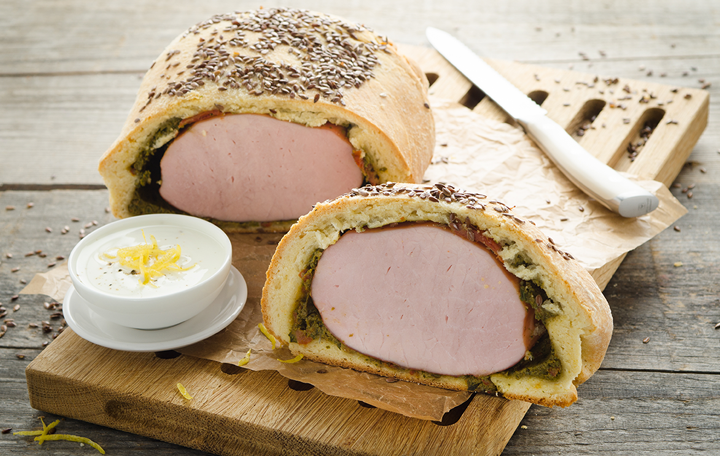 Osterschinken im Leinsaat-Brotteig mit Zitronen-Joghurt-Dip