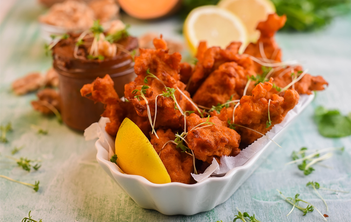 Knusprige Süßkartoffel-Happen mit Tomaten-Walnussdip