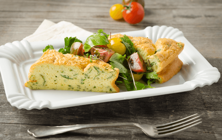 Kräuterkuchen mit Paradeiser-Kräutersalat
