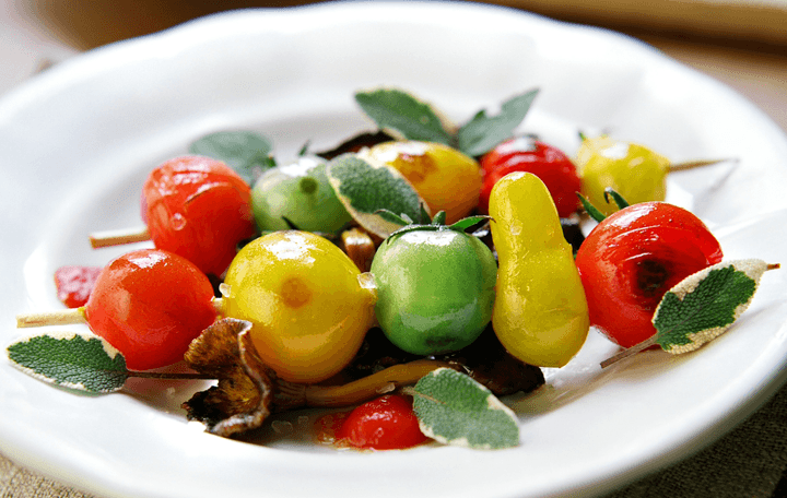 Paradeiser-Spießchen mit Waldpilzen und Salbei