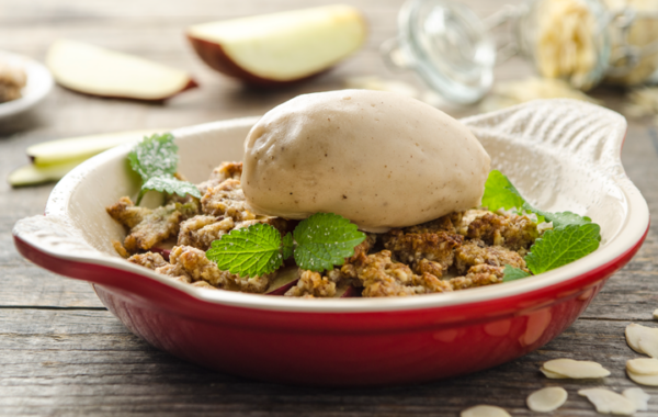 Apfel-Mandel-Crumble mit veganem Vanilleeis