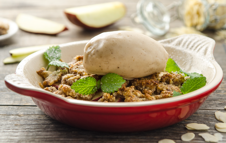Apfel-Mandel-Crumble mit veganem Vanilleeis