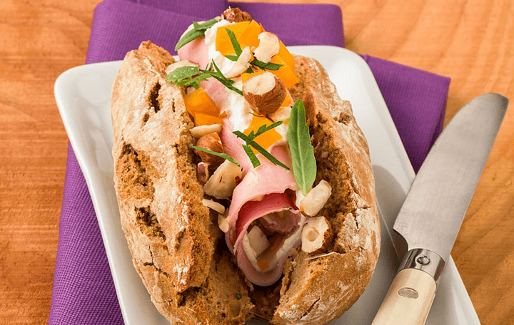 Gerollter Gemüseschinken mit Haselnüssen im Roggenweckerl