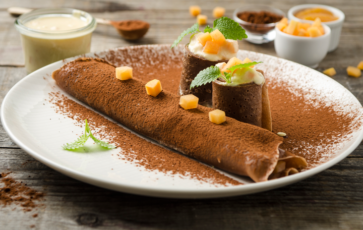 Schoko-Palatschinke mit Papayafüllung