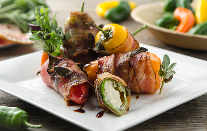 Paprikaschoten im Salbei-Speckmantel