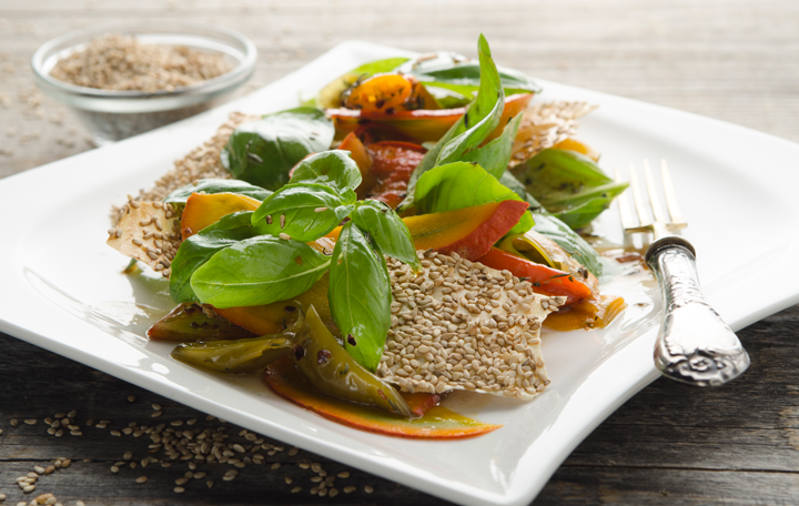 Hokkaido-Pfefferoni-Salat mit Ahornsirup-Dressing und Sesamknusper