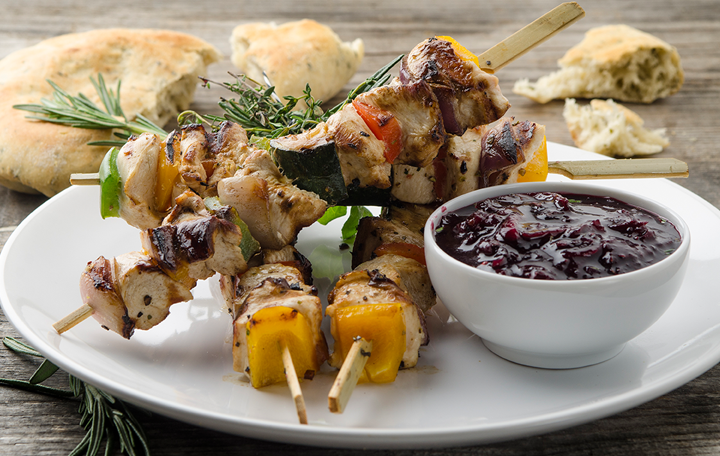 Gegrillte Freiland-Hühnerspieße mit Gemüse und Kräuter-Grillbrot