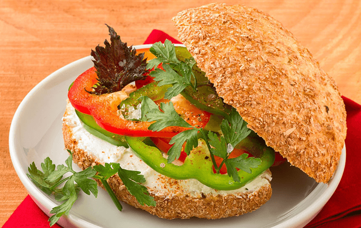 Dinkelweckerl mit buntem Paprika und Topfenaufstrich