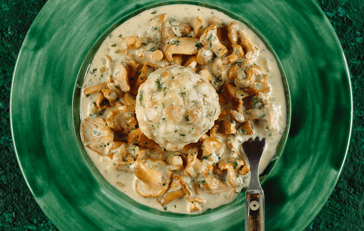 Semmelknödel mit Eierschwammerlsauce