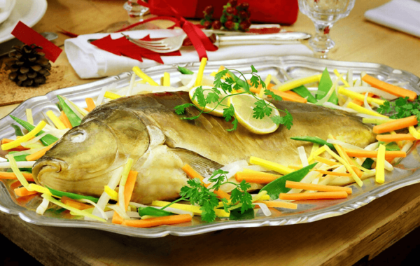 Karpfen mit Gemüse in der Folie gegart