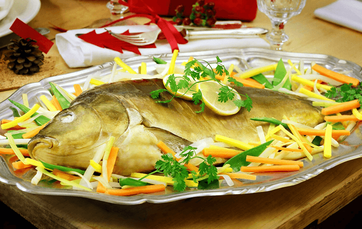Karpfen mit Gemüse in der Folie gegart