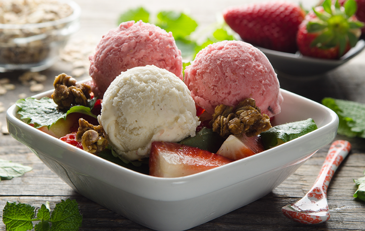 Vanille-Erdbeer-Eisbecher mit Karamellknusper