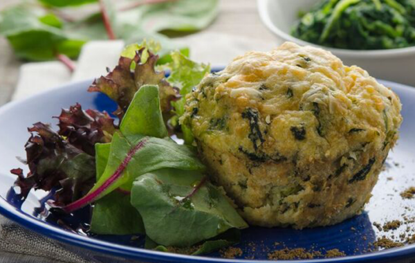 Hirse-Muffins mit Blattspinat und Bergkäse