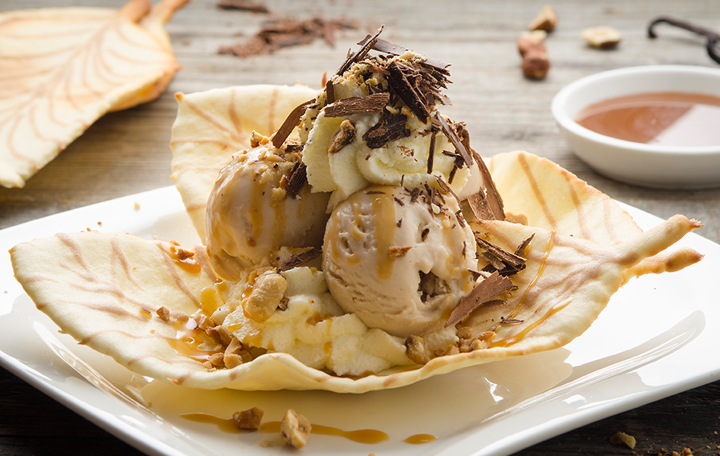 Coppa Nocciolone im Hippenblatt mit Toffeesauce