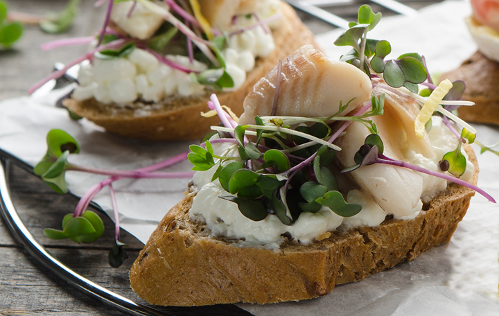 Kornspitzbaguette mit Räuchersaibling und Cottage Cheese
