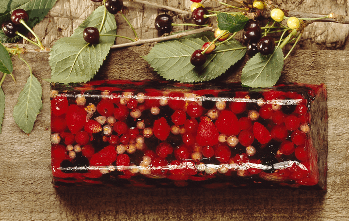 Duftige Beerenterrine