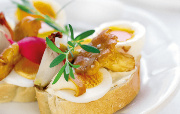 Eiersandwich mit Eierschwammerl und Schalotten