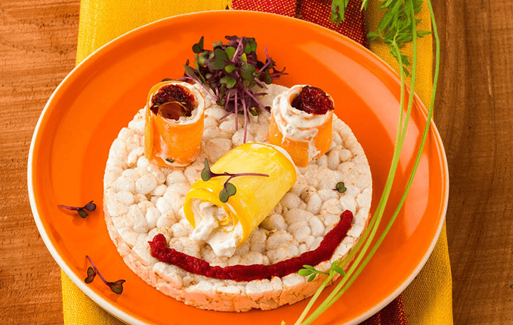 Frischkäseröllchen mit Gemüse und Sprossen