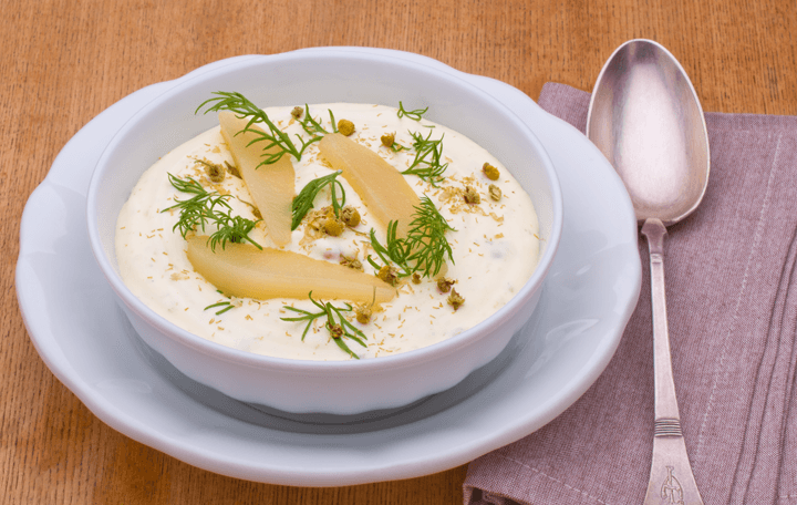 Schaumcreme von der Kamille mit Birnenkompott