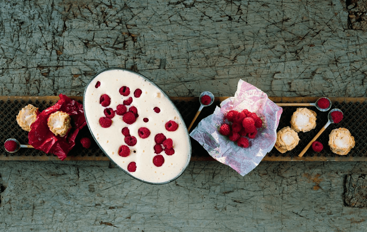 Himbeeren mit Weinchaudeau und Mandelmakronen