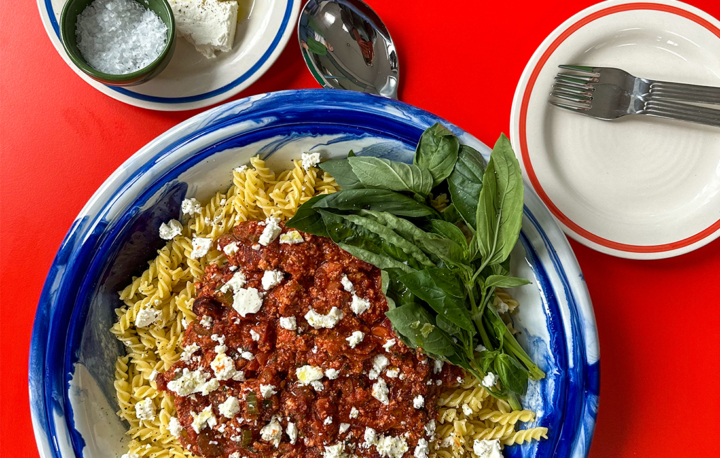 Veggie Bolognese mit Spirelli und Feta
