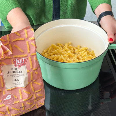 Veggie Bolognese mit Spirelli und Feta | Step 2 | Ja! Natürlich