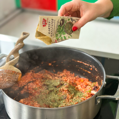 Veggie Bolognese mit Spirelli und Feta | Step 4 | Ja! Natürlich