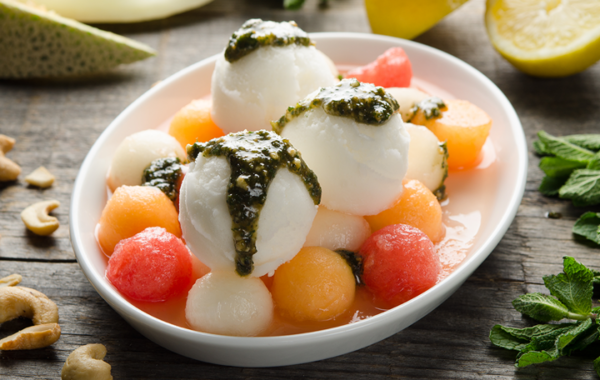 Bunter Melonensalat mit Zitronensorbet und Minzpesto