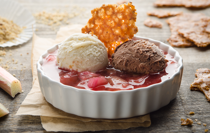 Schokoladen-Vanille-Eis mit Rhabarber-Sauce und Nusskrokant