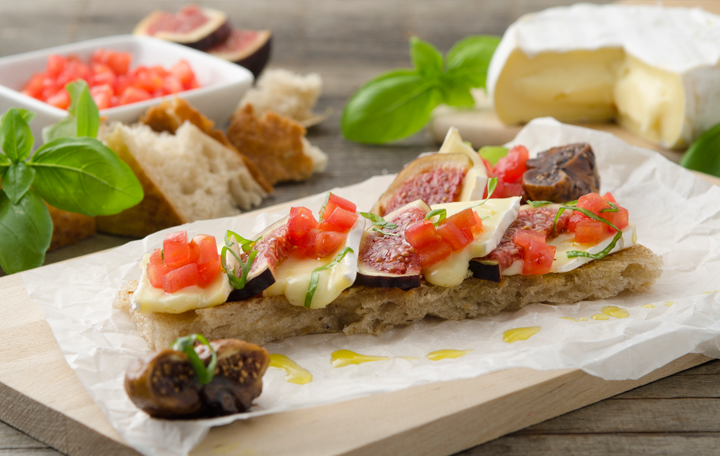 Focaccia mit Paradeisern, Camembert und Balsamico-Feigen