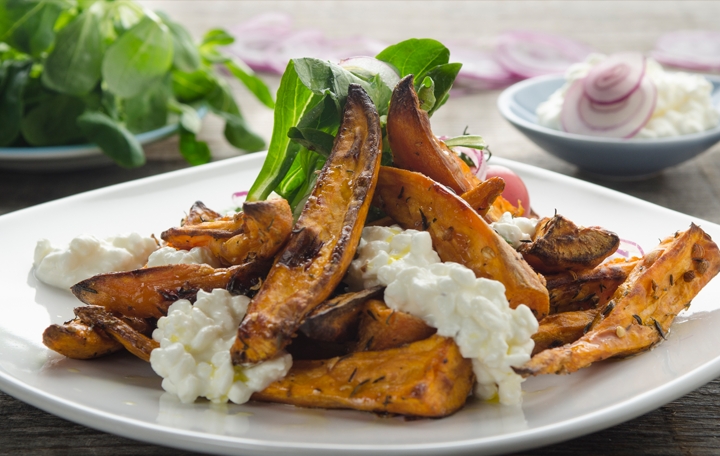 Süßkartoffel-Wedges mit Vogerlsalat