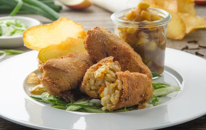 Kürbis-Risotto-Kroketten mit Speck, Apfel-Chutney und hausgemachten Chips