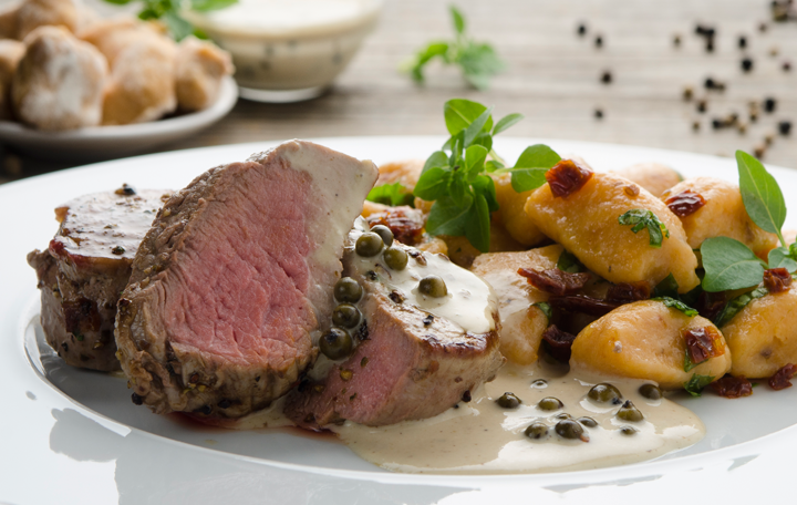 Schweinefilet mit Pfeffersauce und Tomaten-Gnocchi
