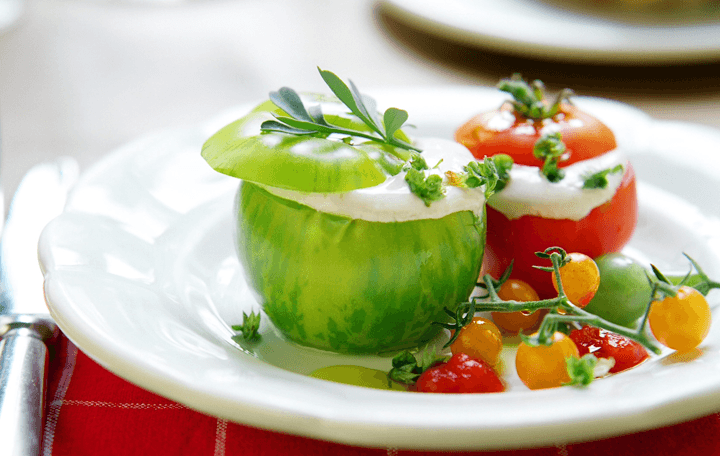 Salatparadeiser gefüllt mit Sauerrahmmousse