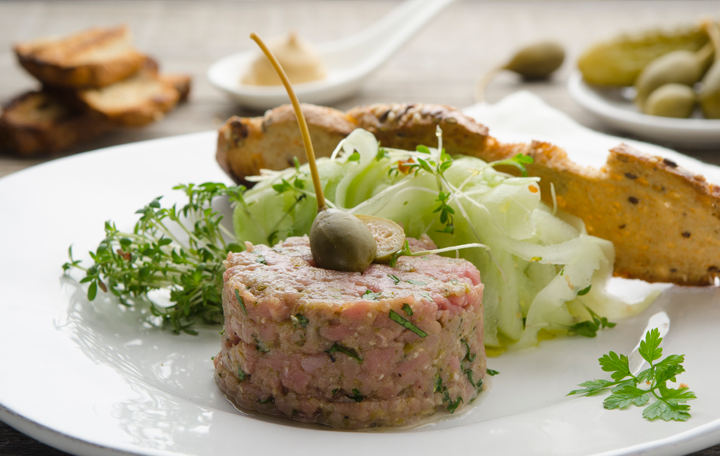Beef Tatar vom Kalb mit Gurkenspaghettini und Vollkorncrostini | Rezept ...