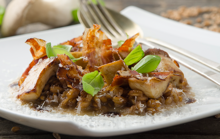 Dinkelrisotto mit Pilzen und Speckkrusteln