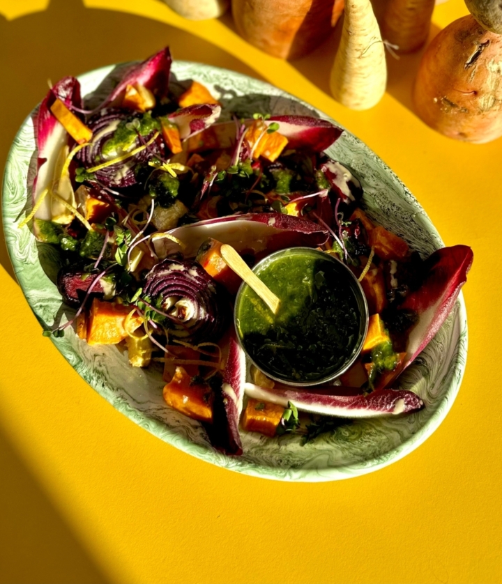 Bio-Schmorgemüse Salat mit Ruccola-Tahini Dip