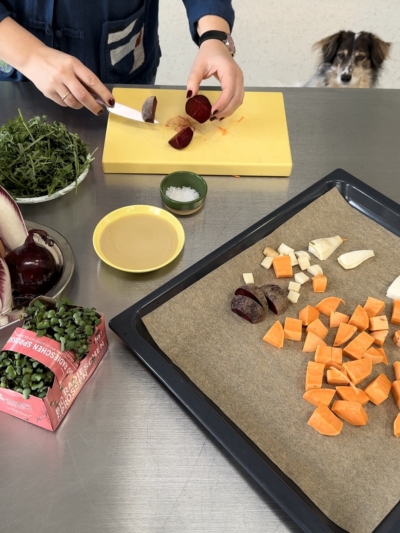 Bio-Schmorgemüse Salat mit Ruccola-Tahini Dip | Rezept – Ja! Natürlich