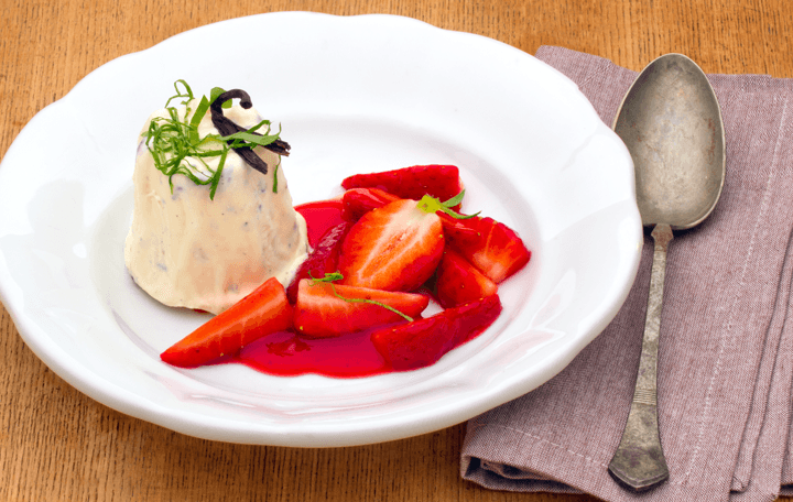 Parfait vom Spitzwegerich mit Vanille und Erdbeeren