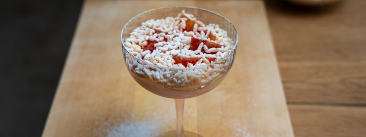 Milchreiscreme im Glas mit gepufftem Honigreis