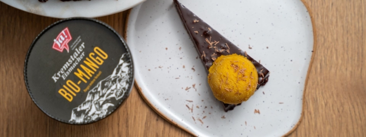 Schokoladentarte mit Mangoeis