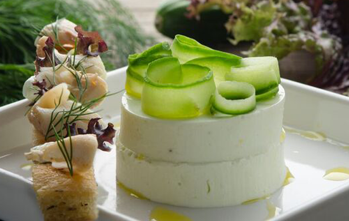 Gurken-Joghurt-Mousse mit Räuchersaibling und Knoblauchcrostini