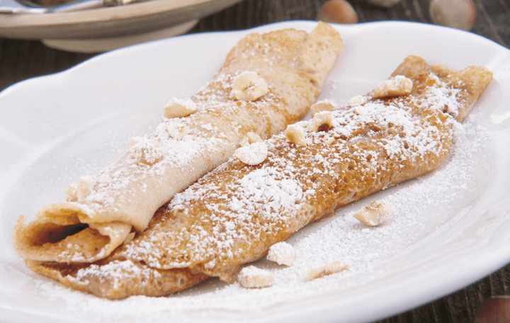 Dinkel-Palatschinken mit Nussfüllung