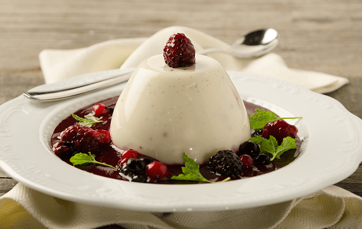 Panna Cotta auf Fruchtspiegel