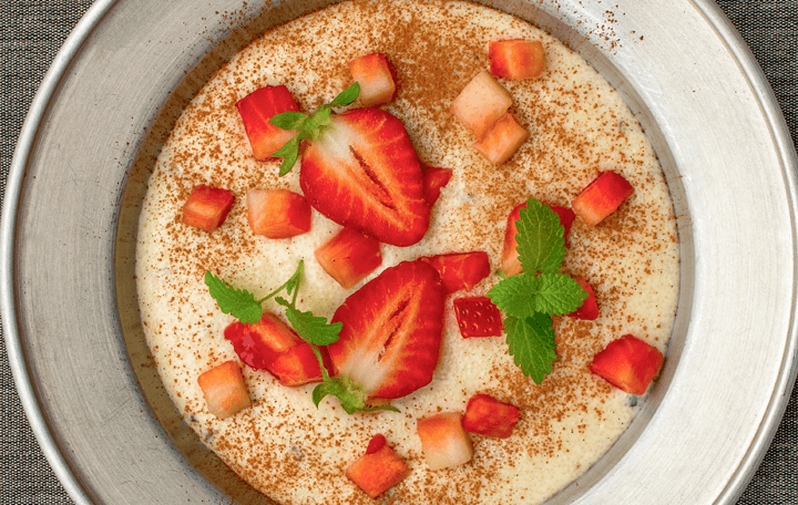 Grießkoch mit Erdbeeren