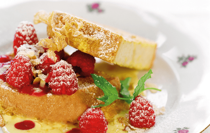 Knuspriger Milchsandwich mit Mandelsauce und Himbeeren